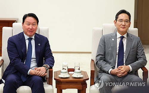 会談に同席した李在鎔氏（右）と崔泰源氏＝１日、ソウル（聯合ニュース）