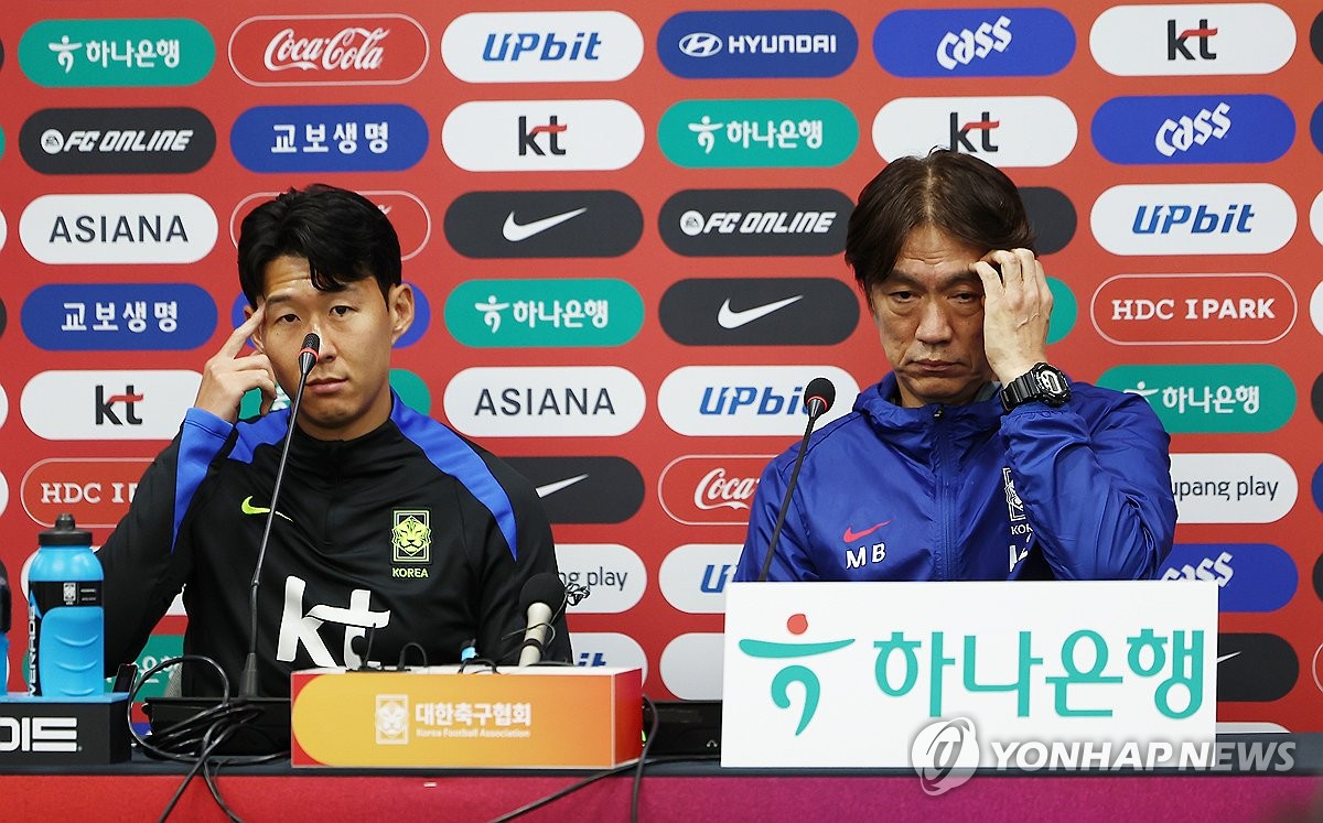 공식 기자회견 참석한 손흥민과 홍명보 감독