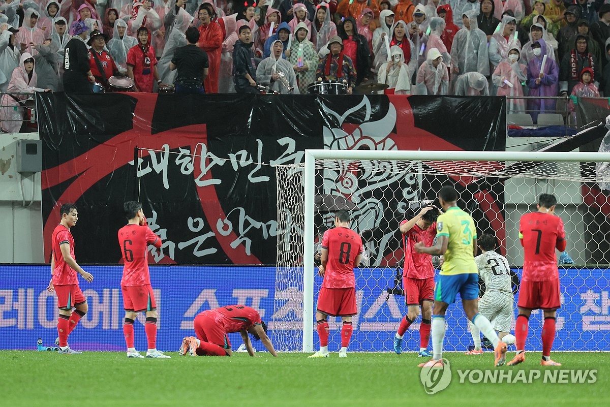 아쉬워하는 한국 선수들