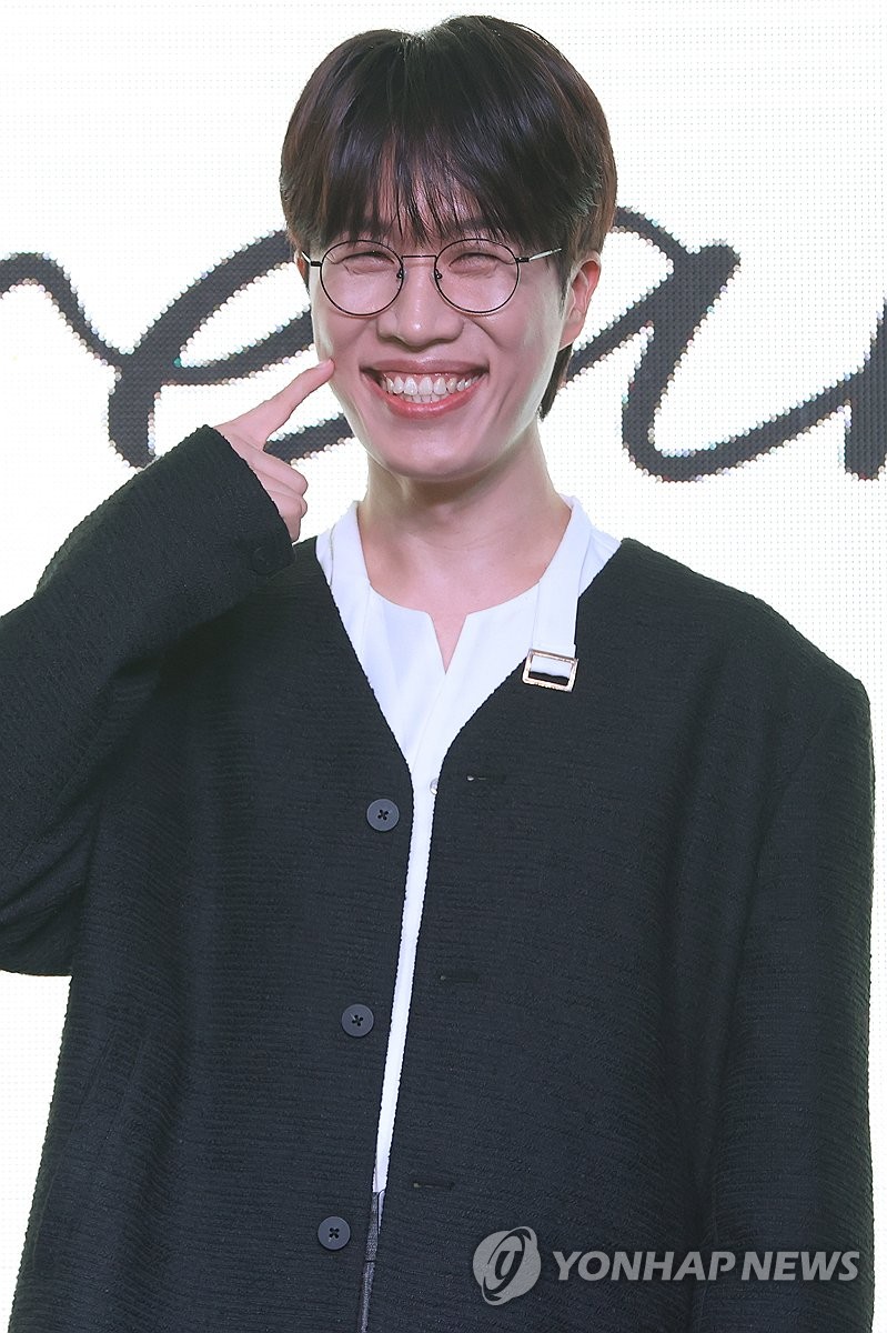 포즈 취하는 고영배