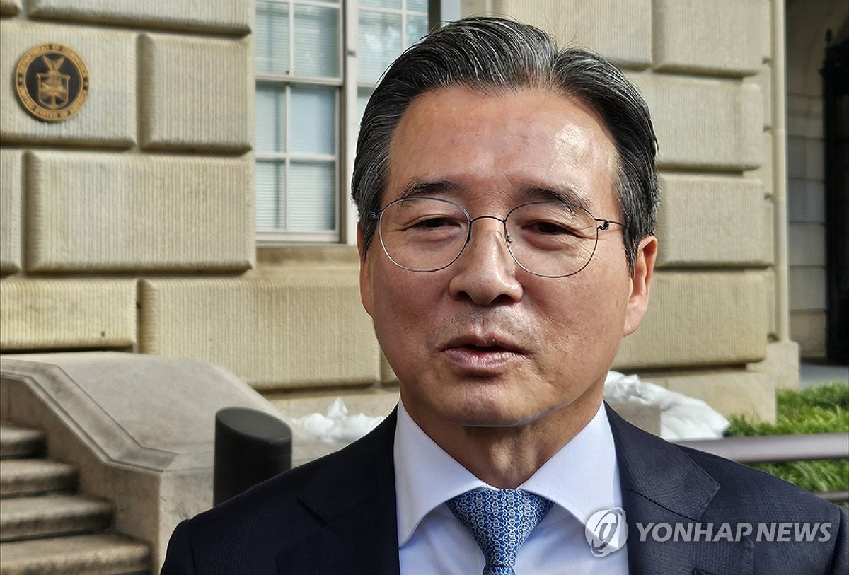 ラトニック米商務長官との会談を終えた後、報道陣の質問に答える大統領室の金容範（キム・ヨンボム）政策室長＝２２日、ワシントン（聯合ニュース）