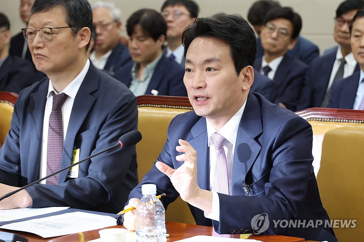 답변하는 박장범 KBS 사장