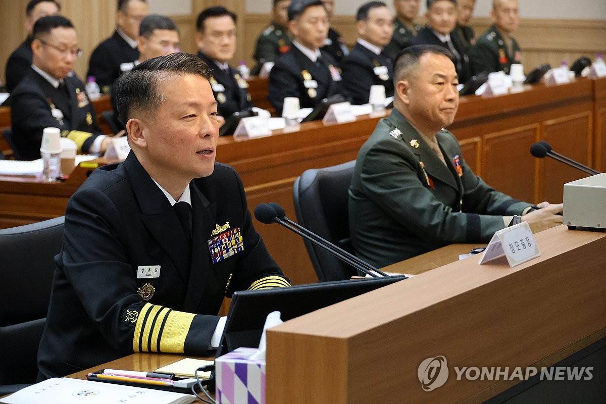 답변하는 강동길 해군 참모총장
