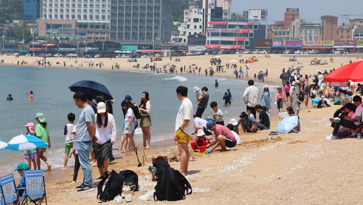 '벌써 여름'…시민들로 붐비는 을왕리해수욕장
