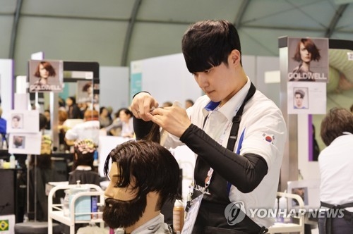 المتسابق الكوري الجنوبي كيم كون تيك في مهارة تصفيف الشعر