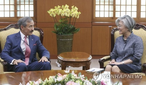 وزيرة الخارجية الكورية الجنوبية ترحب بسفير الولايات المتحدة الجديد - 1
