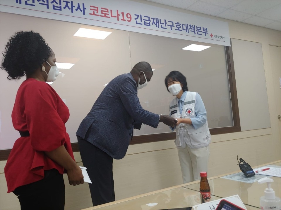 الجالية السودانية بكوريا تنفذ وقفة تضامنية مع الشعب الكوري وتقدم له دعما ماليا لمكافحة كورونا - 2