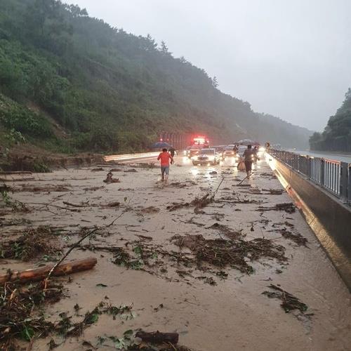 رجل إطفاء في عداد المفقودين بسبب الأمطار الغزيرة التي ضربت الأجزاء الوسطى من كوريا الجنوبية - 1