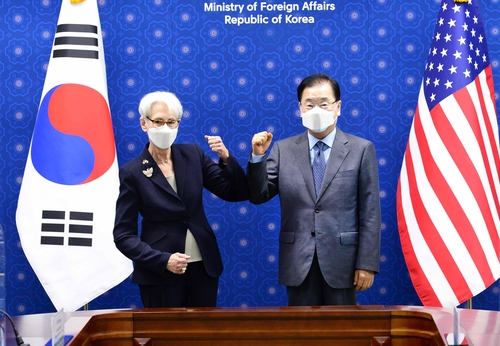 وزير الخارجية الكوري ونائبة وزير الخارجية الأمريكي يؤكدان أهمية إعادة كوريا الشمالية إلى طاولة الحوار - 1
