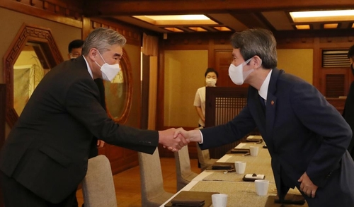 وزير الوحدة الكوري الجنوبي يجري محادثات مع المبعوث النووي الأمريكي