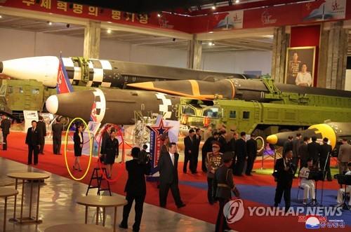 كوريا الشمالية تكشف النقاب عن أسلحتها الجديدة خلال معرض تطوير الدفاع - 3