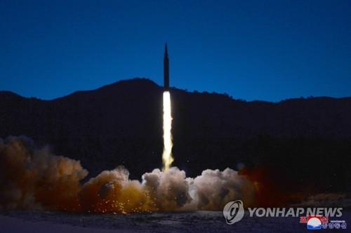 (جديد) كوريا الشمالية تقول إنها اختبرت بنجاح صاروخا أسرع من الصوت تحت إشراف زعيمها