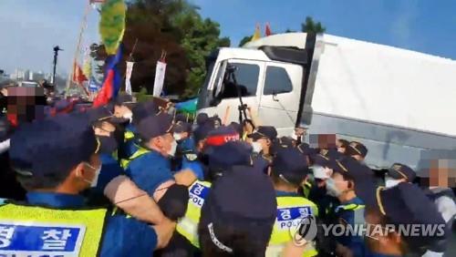 استمرار إضراب سائقي شاحنات البضائع لليوم الثاني - 2