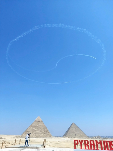 فريق العروض الجوية الكوري يقدم عروضا جوية فوق الأهرامات في مصر كأول فريق أجنبي - 2