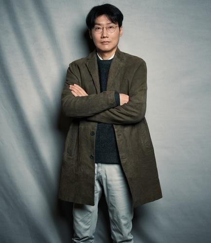 هوانغ دونغ-هيوك يفوز بجائزة أفضل مخرج لسلسلة دراما في حفل توزيع جوائز الإيمي عن "لعبة الحبار" - 1