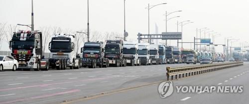 إضراب سائقي الشاحنات يعيق الشحنات في صناعات الأسمنت والصلب