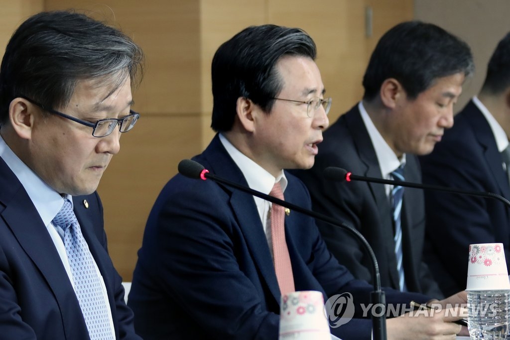 1月23日上午，在首尔政府大楼，韩国金融委员会副委员长金容范（中）发布虚拟货币交易所现场调查结果。（韩联社） 