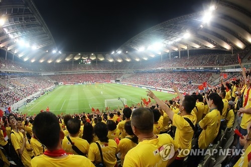 Chinese football fans support their national football team during the 2018 FIFA World Cup qualifier between South Korea and China at Seoul World Cup Stadium in Seoul on Sept. 1, 2016. (Yonhap)