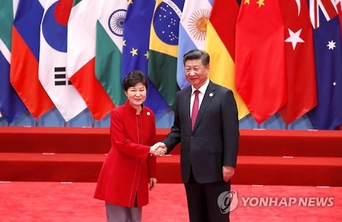 This photo, taken on Sept. 4, 2016, shows President Park Geun-hye (L) shaking hands with her Chinese counterpart Xi Jinping at the summit of the Group of 20 leading economies in Hangzhou, eastern China. (Yonhap) 