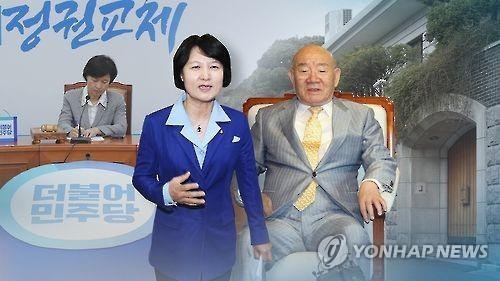 Choo Mi-ae (L), newly elected head of the main opposition Minjoo Party of Korea, and former President Chun Doo-hwan (Yonhap)
