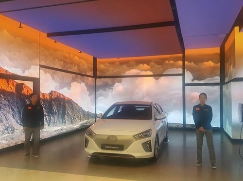 Hyundai Motor displays plug-in Ioniq model at its showroom at Starfield during a pre-opening event on Sept. 5, 2016. (Yonhap)