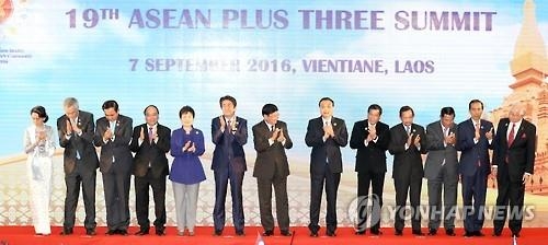 This photo, taken on Sept. 7, 2016, shows President Park Geun-hye (5th from L) and the leaders of China, Japan and the 10-member Association of Southeast Asian Nations (ASEAN) pose for a photo during their summit in the Laotian capital of Vientiane. (Yonhap)