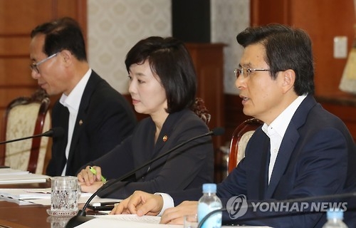 Prime Minister Hwang Kyo-ahn (R) speaks at a policy coordination meeting in Seoul on Sept. 8, 2016 (Yonhap)