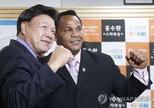 Hong Soo-hwan (L), head of the Korea Boxing Commission, and Hector Carrasquilla, a Panamanian boxer-turned-politician, pose for a photo at a boxing gym in Seoul on Sept. 9, 2016. Two former boxers had their first reunion in 17 years.(Yonhap)