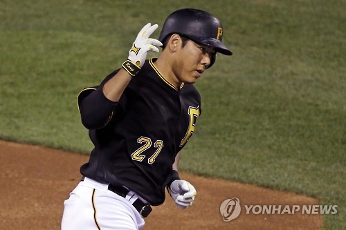 In this Associated Press photo, Kang Jung-ho of the Pittsburgh Pirates rounds third base after hitting a home run against the Cincinnati Reds in Pittsburgh on Sept. 10, 2016. (Yonhap)