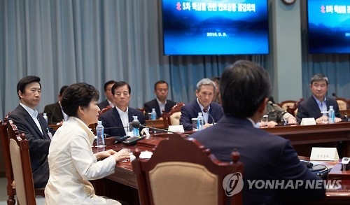 (LEAD) Park to hold meeting with leaders of ruling and opposition parties