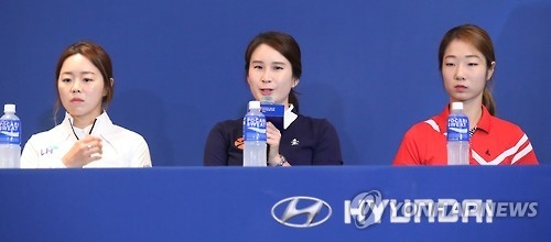 From left: South Korean archers Chang Hye-jin, Ki Bo-bae and Choi Mi-sun attend a press conference announcing a new archery event in Seoul on Sept. 12, 2016. (Yonhap)