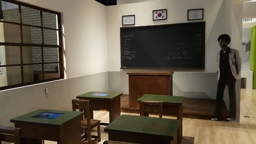 A replica of a South Korean classroom in the 1970s (Yonhap)