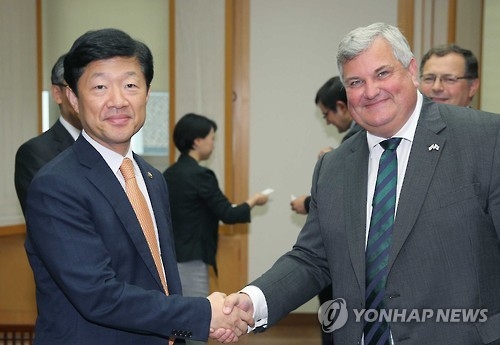 South Korea's Vice Trade Minister Woo Tae-hee (L) shakes hands with British Trade Minister Mark Price in Seoul on Sept. 28, 2016. (Courtesy of the Ministry of Trade, Industry and Energy)