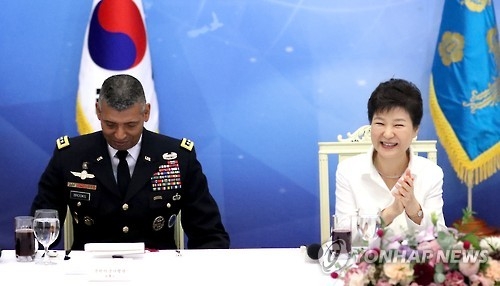 South Korean President Park Geun-hye (R) and Gen. Vincent K. Brooks, the commander of the U.S. Forces Korea (USFK), attend a luncheon for senior USFK officials at the presidential office Cheong Wa Dae in Seoul on Sept. 30, 2016. (Yonhap)