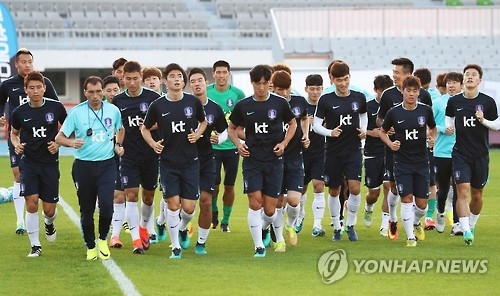 South Korean football players train at Suwon Sports Complex in Suwon, south of Seoul, on Oct. 3, 2015, three days ahead of their World Cup qualifier against Qatar. (Yonhap) 