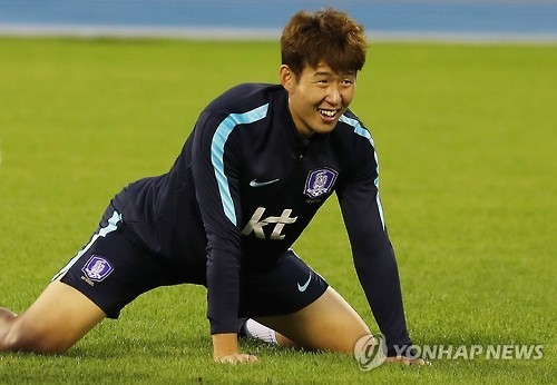 South Korean attacker Son Heung-min warms up during a national team training session at Suwon Sports Complex in Suwon, south of Seoul, on Oct. 3, 2016. (Yonhap) 