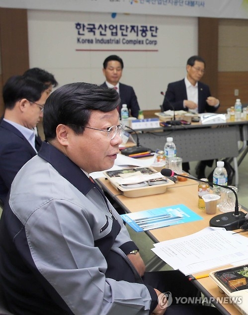 Trade, Industry and Energy Minister Joo Hyung-hwan meets with shipbuilding industry officials and executives in Youngam, southwest South Korea, on Oct. 6, 2016. (Courtesy of the Ministry of Trade, Industry and Energy)
