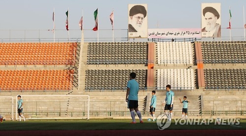 South Korean national football team players practice at Shahre Qods Stadium in Tehran on Oct. 9, 2016, two days ahead of their 2018 FIFA World Cup qualifier against Iran. (Yonhap)