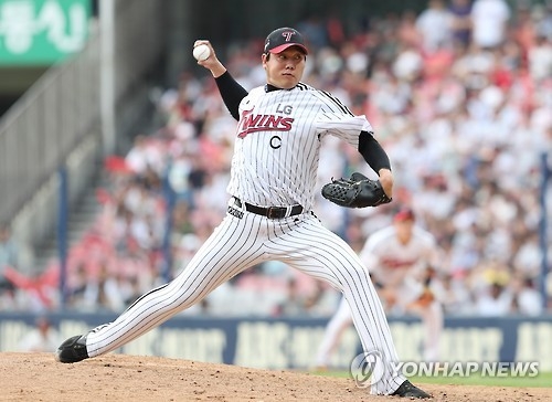 Ryu Jae-kuk of the LG Twins throws a pitch against the Samsung Lions in their Korea Baseball Organization contest in Seoul on Sept. 18, 2016. (Yonhap)