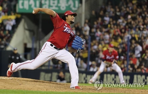 Hector Noesi of the Kia Tigers throws a pitch against the LG Twins during the Korea Baseball Organization's wild card game in Seoul on Oct. 10, 2016. (Yonhap)