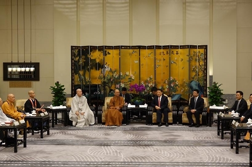 Leaders from Buddhist bodies in South Korea, China and Japan meet at an annual gathering in the eastern China city of Ningbo on Oct. 12, 2016, in this photo released by the Association of Korean Buddhist Orders. (Yonhap)