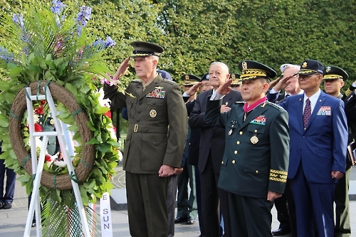 Gen. Lee Sun-jin (R), chairman of South Korea's Joint Chiefs of Staff, and his U.S. counterpart, Gen. Joseph Dunford (L) salute during a visit to the Korean War Veterans Memorial in Washington on Oct. 13. (Yonhap)
