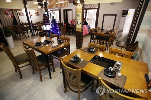 This photo taken on Dec. 29, 2016, shows a restaurant in Seoul almost empty during lunch time. (Yonhap) 