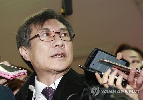 Former Vice Culture Minister Chung Kwan-joo enters the special investigation team's office in southern Seoul to undergo questioning on Jan. 7, 2017. Chung was called in as a suspect over allegations the presidential office created a blacklist of cultural figures deemed critical of the government. (Yonhap) 