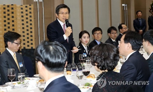 Acting President and Prime Minister Hwang Kyo-ahn speaks during a luncheon meeting with more than 100 public servants in Sejong, 121 kilometers south of Seoul, on Jan. 9, 2017. (Yonhap)