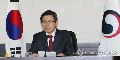 Acting President and Prime Minister Hwang Kyo-ahn speaks during his visit to Hanawon, a government-run resettlement support center for North Korean refugees, in Anseong, some 77 kilometers south of Seoul, on Jan. 10, 2017. (Yonhap) 