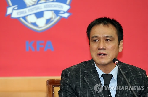 In this file photo taken on Jan. 20, 2012, Kim Joo-sung, then the secretary-general of the Korea Football Association (KFA), speaks at a press conference at the KFA headquarters in Seoul. (Yonhap)