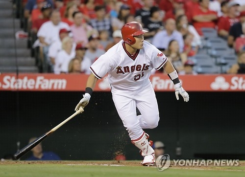 In this file photo taken on July 15, 2016, Choi Ji-man, then of the Los Angeles Angels, singles against the Chicago White Sox at Angel Stadium of Anaheim in Anaheim, California. (Yonhap)