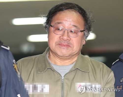 An Chong-bum leaves the office of a special prosecutors' team in southern Seoul on Jan. 17, 2017, after undergoing questioning over a corruption scandal involving President Park Geun-hye. (Yonhap)