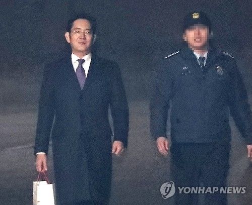 Lee Jae-yong, vice chairman of Samsung Electronics Co., walks out of a detention center in Uiwang, south of Seoul, on Jan. 19, 2017. (Yonhap)